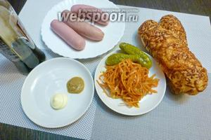 Для хот-догов возьмём булочки для бутербродов, молочные сосиски, острую морковку по-корейски, маринованные огурчики. Для соуса возьмём средне-острую горчицу, майонез и соевый соус.