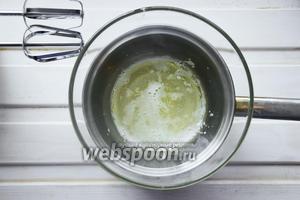 Установить миску с белками на водяную баню, вода не должна сильно кипеть и касаться дна верхней посуды. Взбивать белки на средней скорости миксера, пока смесь не нагреется примерно до 60°С.