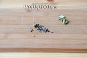 Когда сухофрукты будут готовы, можем заняться тестом. Я в тесто люблю добавлять свежесмолотые специи, поэтому сначала подготавливаю кардамон. Каждый бутончик необходимо раскрыть, а семена, которые находятся внутри, раскрошить в ступке или при помощи скалки.