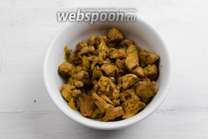 Мясо курицы вымыть, обсушить. Нарезать малыми кусочками. Обжарить с луком до готовности. Посолить.