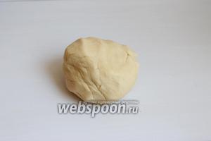 На следующий день я делаю сначала песочное тесто. Ну, тут не буду останавливаться, все уже умеют, я думаю, это делать. Масло смешиваете с мукой, перетираете в крошку и добавляете все остальные ингредиенты. Уберём его в холодильник на 0,5 часа.