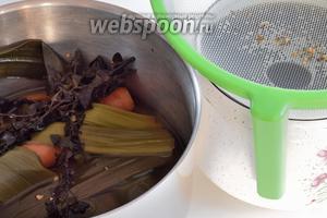 Варим бульон. Концентрированный бульон разводим 1.5 л воды или уже готовый закипятим. Добавим все овощи: лук, морковь, корень сельдерея. Также засыпаем все специи. После закипания, убавим огонь на слабый и оставим томиться на 1 час. Процедим от овощей. Перенесём кастрюлю на рехауд-настольную печь, держим очень горячим.