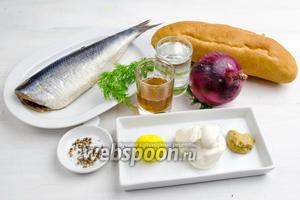 Чтобы приготовить хот-дог, нужно взять булку для хот-дога, сельдь малосолёную, зёрна кориандра и масло подсолнечное, лук. Для маринада взять уксус, воду, соль, сахар и укроп; для соуса — круто сваренный желток, сметану, горчицу, соль.