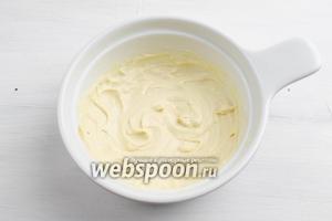 Для соуса желток, сметану и горчицу пюрировать. Выровнять вкус на соль. Можно добавить чёрный перец. Соус готов.