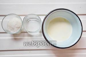 Сделать карамель из сливок, воды, сахара. Нагреть сливки до горячего состояния. Из сахара и воды сделать карамель, влить горячие сливки и перемешать.