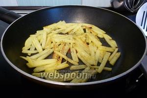 Картофель чистим, шинкуем тонкой соломкой. Обжариваем до готовности на сковороде с маслом. Можно немного посолить, но это в том случае, если грибы не очень солёные.