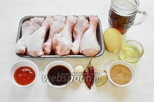 Приготовим куриные голени, оливковое масло, перец молотый, соевый соус, соль, чеснок, 2 перчика чили, свежий имбирь, лимон, соус чили острый, тёмное пиво, крахмал, воду.