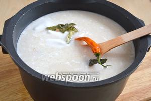 Смешайте в кастрюле кокосовые сливки и куриный бульон. Доведите до кипения, всыпьте смесь «Том Кха», добавьте листья каффир-лайма, перчик чили (количество регулируем по вкусу, учитывая, что смесь «Том кха» тоже острая) и пасту лемонграсса. Часто в рецептах можно можно встретить добавление кокосового молока, я же советую поискать именно кокосовые сливки, только с ними получится та самая бархатистая текстура супа Том Кха.