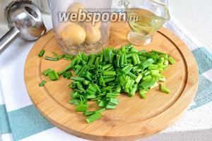 Теперь готовим зелёную заправку для салата. Для этого к желткам добавить масло из банки печени трески и произвольно нарезанный лук. Пробить всё блендером до однородного состояния. Нам нужна консистенция майонеза, поэтому нужно будет добавить ещё немного подсолнечного масла. Добавляем понемногу и доводим до нужной нам консистенции. Количество подсолнечного масла может отличаться от указанного, всё зависит от количества масла, которое оставалось в банке. Приправить по вкусу солью и перцем.