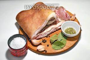 Подготавливаем необходимые ингредиенты: свиная подчрёвина, чеснок, лавровый лист, перец чёрный душистый, прованские травы и морскую соль.