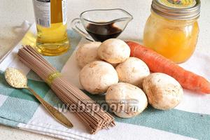 Подготовим продукты: шампиньоны или вёшенки, 1 крупную или среднего размера морковь, гречневую лапшу соба, мёд, соевый соус, рисовый уксус, кунжут и немного подсолнечного масла для жарки.
