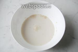 В миску налить молоко и воду, подогреть до 35-40°С. Добавить дрожжи и сахар. Дать постоять 10-15 минут, вскоре дрожжи начнут пениться.