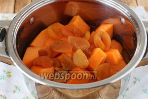 Мякоть тыквы и курагу отправляем в подходящую для отваривания кастрюлю, вливаем 1 литр воды и ставим на огонь. Отвариваем 15-30 минут, в зависимости от сорта тыквы, размера кусочков. Мне понадобилось 20 минут, чтобы тыква и курага полностью размягчились.
