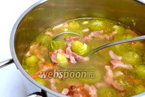 Пробуем суп и, ориентируясь на свой вкус, приправляем его чёрным молотым перцем и солью. Скажу, что соли в этот суп я не добавляю, потому что использую подсоленный овощной бульон и 0,5 кг касслера на 1,5 литра такого бульона — это вполне нормально в плане солёности. Суп готов. Приятного вам аппетита!