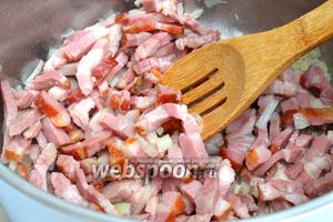 В кастрюлю с толстым дном кладём нарезанный окорок и измельчённый лук. Обжариваем совсем чуть-чуть. Я масла не добавляю, потому что мясо взяла с жирком.
