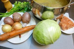 Для щей возьмём картофель, капусту белокочанную, лук, морковь, чеснок, помидоры (у меня замороженные), острый перец, зелень укропа и петрушки, для аромата зёрна укропа. Щи я буду варить на бульоне из баранины, сваренным заранее. Рецепты бульонов есть на сайте Webspoon. Бульоны из баранины могут быть жирными и не все это любят. Я ставлю кастрюлю с готовым бульоном в холодильник, жир застывает сверху корочкой и снять её легко. Варёное мясо нарезаем кусочками и отправляем в бульон.