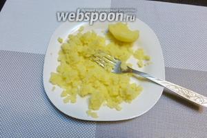 Пробуем на готовность картофель, который мы положили вариться в самом начале готовки. Он уже сварился. Разомнём его толкушкой или вилкой.