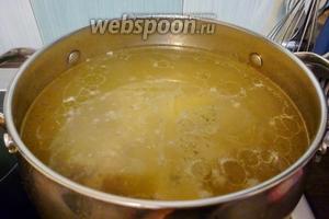 В бараний бульон возвращаем размятый картофель и отправляем нарезанный сырой картофель. Пусть варится до полуготовности.