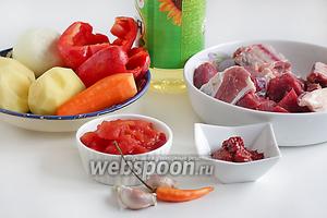 Для приготовления жареной шурпы возьмём базовые продукты: говядину или баранину на косточке и мякоть, помидоры в собственном соку (или свежие), томатную пасту, острый перец, чеснок, картофель, морковь, сладкий перец, растительное масло, зелень для подачи. Для большой семьи количество продуктов следует увеличить.