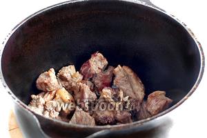 Сначала нужно хорошо прокалить масло в казане. Затем добавить мясо и обжарить его на сильном огне до румяного состояния, периодически перемешивая шумовкой. Вслед за мясом отправить лук и морковь, жарить 5 минут. Можно уже на этом этапе хорошо посолить. Не бойтесь пересолить, впоследствии жидкость заберёт лишнюю соль и ещё мало будет. Некоторые, после обжаривания мяса, наливают немного воды и тушат всё. У меня молодая говядина и такой необходимости нет.