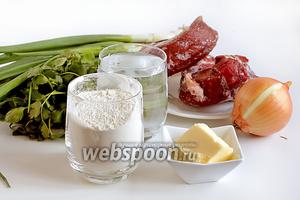 Для приготовления кутабов с мясом, возьмём мякоть говядины или баранины, лучше с жирком или жир отдельно, репчатый и зелёный лук, петрушку, соль, перец, сливочное масло для смазывания, воду, муку.