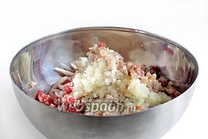Перекрутить на мясорубке мясо, жир, репчатый лук и острый перец. Посолить по вкусу и перемешать. Влить 2 ложки растительного масла. Фарш готов.