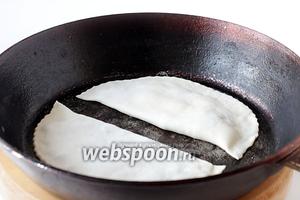 Обычно, для обжаривания кутабов, применяют сковороду садж, но за неимением таковой, обжарим на обычной чугунной сковородке. Именно для таких целей я и держу дома старую чугунную сковородку. Сначала сковороду нужно хорошо разогреть на огне, затем выложить кутабы. Можно даже закрыть всё крышкой. Жарить с каждой стороны, примерно, по 2-3 минуты, на среднем огне.