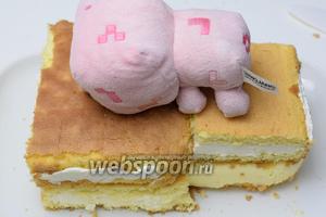 Самый большой сложенный четырёхугольник-голову кладём на блюдо, к нему придвигаем средний по размеру сложенный четырёхугольник-туловище.