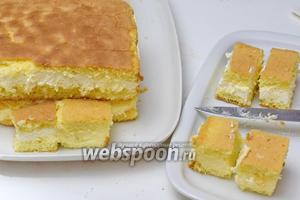 Разрезаем последний самый малый четырёхугольник на 3 куска. Будут 4 штуки-ноги, 2 с заварным кремом, 2 со сливочным, и пятачок с 2 кремами. Пятачок прикладываем к голове.