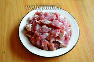 Мясо для пёркёльта можно нарезать как маленькими кусками, так и довольно большими кусками — дело вкуса.