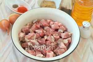 Свинину промыть и обсушить, нарезать средними кусочками.