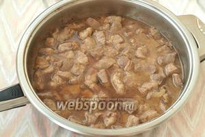 Затем к мясу добавить горячую воду, накрыть сковороду крышкой и тушить на медленном огне 20-25 минут.