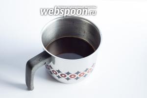 В горячий кофе всыпаем сахар (в моём случае 24 чайные ложки) и оставляем его остывать до комнатной температуры. Лучше делать это в широкогорлой ёмкости — потом лёд будет удобнее извлекать.