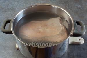 Кипятим большое количество воды, погружаем туда полностью тафельшпиц и варим на тихом огне 1,5-2 часа. В бульон можно добавить специи, кроме соли. А вот ароматический букет (морковь, лук, сельдерей), как бы то ни было странно, пока не нужно.
