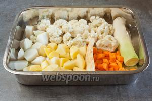За несколько минут до окончания варки мяса, чистим и режем картошку, морковь, кольраби (ну, и вообще всё то, что требует чистки и резки, то есть то, что пойдёт в еду). Лук и сельдерей, если вы его есть не собираетесь, не режьте — так их удобнее выловить и выбросить будет.