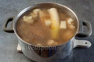 Самое серьёзное отличие — в Австрии мясо перед отвариванием овощей вылавливается и помещается в тёплое место (возможно — в небольшом количестве бульона), бульон обязательно сливается, процеживается, чтобы не было мути, и вот в этом процеженном бульоне варятся овощи. Для Германии характерно, скорее, засыпание всех овощей прямо к мясу, соление и варение всего вместе 30 минут на среднем огне (ну, по крайней мере, не совсем слабом).