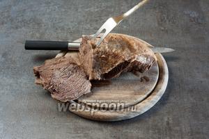 Характерная особенность тафельшпица — для его сервировки мясо нарезается не небольшими кусочками, как для супа, а пластинами поперёк куска, толщиной где-то около 1 см.