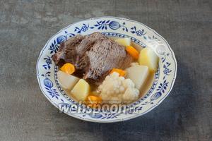 В тарелку укладываются куски мяса (обязательно 2-3 на порцию), вареные овощи (много) и выливается бульон (не очень много). После того, как из бульона вылавливается мясо и все овощи, он повторно используется для приготовления каких-то других блюд — у тафельшпица очень хороший и вкусный бульон, но его всегда получается больше, чем нужно для сервировки этого блюда по правилам. На стол тафельшпиц подаётся обязательно с ножом, ложкой и вилкой, в процессе его поедания используется всё. К этому блюду всегда подаётся соус из хрена. Подаётся отдельно, в соуснике, а не в тарелке вместе с остальными компонентами. В Баварии это обычно или простой хрен, или сливочный. В Вене — яблочный хрен или хрен с хлебным мякишем и прижаркой из шкварок сала. В общем, немецкая сервировка: тафельшпиц в глубокой тарелке, нож, вилка, ложка и хреновый соус отдельно. А вот венская — о-о! Там это действительно «венец стола»! В Вене, кроме глубокой тарелки с тафельшпицом и соусника с хреном, подаётся ещё мелкая, но большая тарелка с картошкой (вареной, пюре или жареной, или этакой помесью из вареной и жареной, или картофельными оладьями), соус с зелёным луком (бульон, загущенный заваренной мукой, с мелко нарубленным зелёным луком), и иногда ещё фасолевый салат , но не просто так, а непременно с укропом. И вот только тогда, это будет тафельшпиц по-венски, на меньшее там не согласны! Ну, и ладно! За то в Баварии пиво лучше! ;)