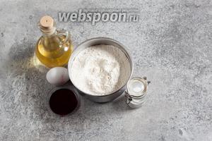 Ингредиенты у меня будут следующие: 300 г пшеничной муки, около 0,5 чайной ложки соли, 1 яйцо, 1 ст. л. растительного масла, 30 мл сока, натёкшего от варёной и очищенной свёклы, и вода. Сколько уйдёт воды, никогда наперёд не знаешь, её добавляют столовыми ложками, пока тесто не начнёт склеиваться. Ориентируйтесь на 6-8 ложек.