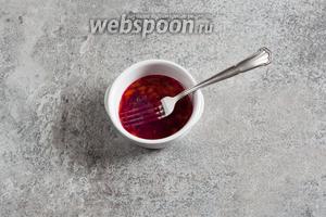 Смешиваем яйцо с солью, маслом и свекольным соком, как следует разбалтываем вилкой.