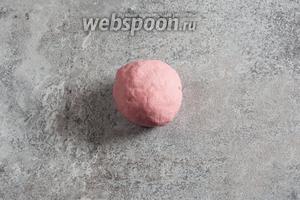 У меня вымешивание смеси производит тестомес, в котором я соединяю муку с окрашенной свёклой смесью, а потом по 1 ложке добавляю воду, пока не образуется очень плотное тесто. Тесто следует обернуть в полиэтиленовую плёнку и дать вылежаться 30-60 минут.