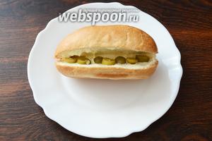 Кладём нарезанные кольца оливок. Оливки можно брать любые, у меня были с лососевой пастой внутри.