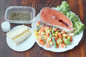 Для приготовления кеты с овощами вам понадобится брокколи, кета, базилик сухой, сливочное масло, соль, мексиканская овощная смесь (морковь, картофель, фасоль зелёная стручковая, кукуруза и грибы нарезанные).
