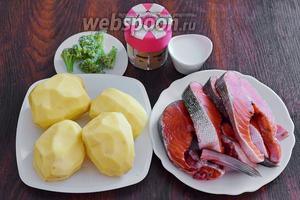 Для приготовления кеты в духовке с картошкой вам понадобится кета, картофель, брокколи, мускатный орех, соль и молоко.