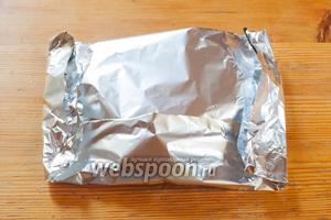 Стейки не сервируют сразу после термической обработки, их вкус улучшается, если дать мясу «отдохнуть». Время отдыха обычно равно времени приготовления, но не должно превышать 10 минут. По моим представлениям, идеальное место отдыха, особенно перед парадной сервировкой — конвертик из фольги. Дело в том, что из стейков в процессе отдыха нередко выделяется сок, которым они пачкают тарелку. Так что удобнее собрать этот сок из фольги, и там уж можно спокойно решить, как его лучше использовать.