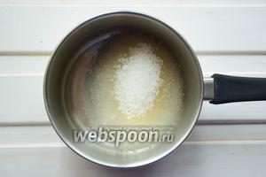 Готовим сахарный сироп для меренги. Наливаем в сотейник воду и высыпаем сахар, ставим на средний огонь и доводим смесь до кипения. В это же время начинаем взбивать вторые 55 г куриного белка миксером на средней скорости.
Как только сироп начнет достигать температуры в 118 градусов, снимайте сотейник с огня.