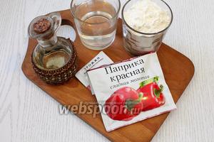 Для приготовления нам понадобятся мука пшеничная, вода, соль, сахар, дрожжи сухие, масло растительное и оливковое, паприка молотая и соль морская.