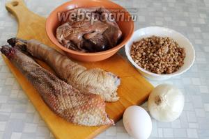 Для приготовления колбаски взять гусиные шейки, потрошки, отварную гречку, лук, яйцо, соль, перец, масло для жарки.