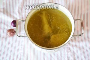 Мясо выкладываем в кастрюлю. Добавляем 1 луковицу, душистый перец горошком и 1 очищенную картофелину (её достанем из бульона, когда она сварится). Заливаем водой и ставим на огонь. Когда закипит — огонь делаем минимальным для кипения. Варим до полного приготовления мяса, периодически снимая образовавшийся шум (время варки будет зависеть от возраста курицы). Когда мясо будет готово — достаём его из кастрюли, а бульон процеживаем через мелкое сито. Лук, перец выбрасываем, так как они уже оставили в бульоне все свои вкусы и ароматы. В результате мы имеем красивейший и вкуснейший бульон, и готовое куриное мясо.