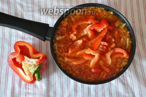 Нарезаем соломкой болгарский перец и выкладываем его в сковороду. На минимальном огне выпариваем практически всю жидкость.